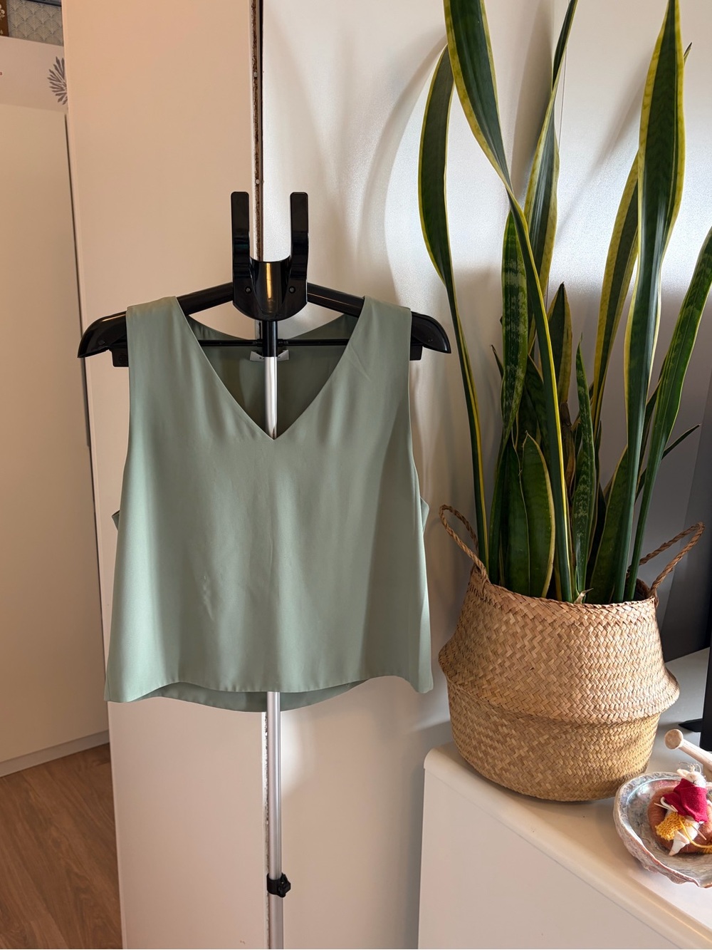 Babaton Randle Sleeveless Mint Green V-Neck Sleeveless Camisole